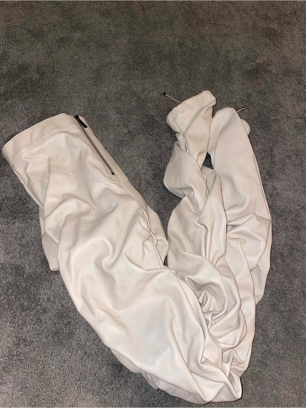 Maniere De Voir Tacked Vegan Leather Beige Cream Pants Size 8 - Picture 5 of 11